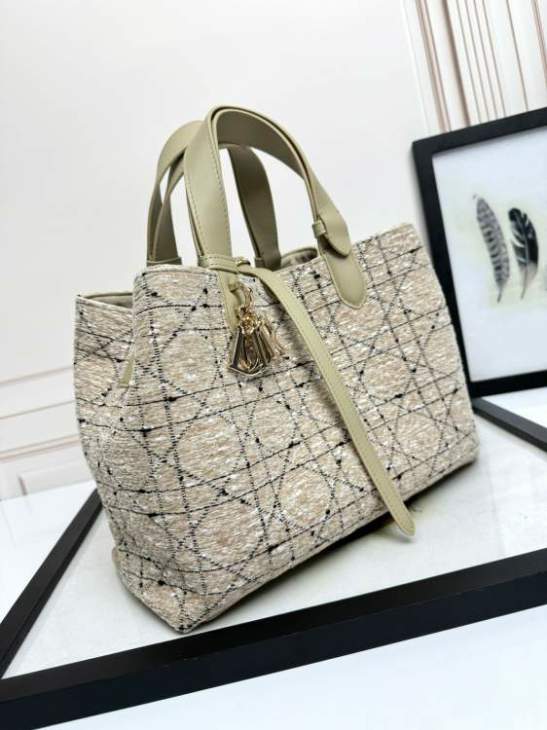 Picture of Dior Handbags _SKUfw239214582fw
